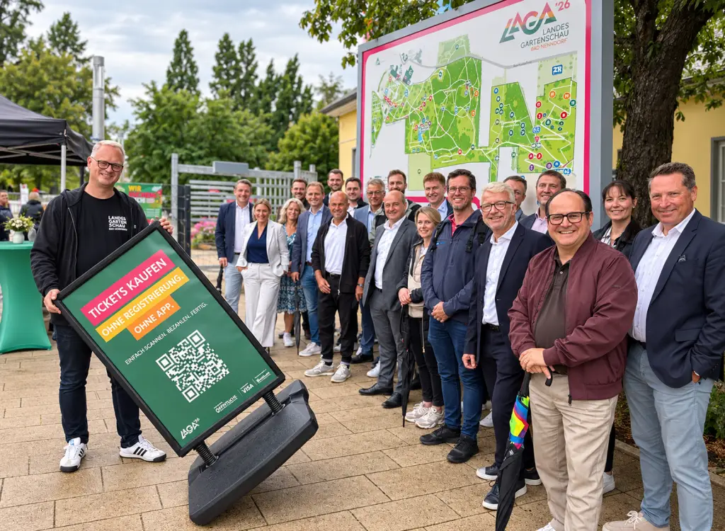 Gruppenfoto zum Ticketverkauf der Landesgartenschau Bad Nenndorf mit Aufsteller „Tickets kaufen“