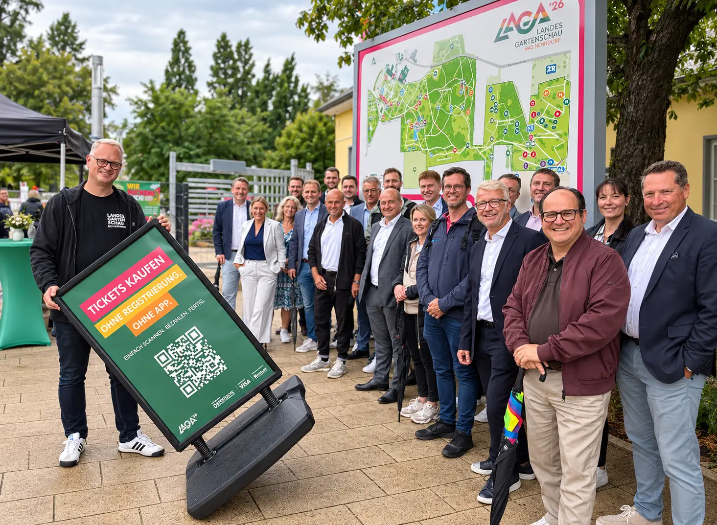 Gruppenfoto zum Ticketverkauf der Landesgartenschau Bad Nenndorf mit Aufsteller „Tickets kaufen“