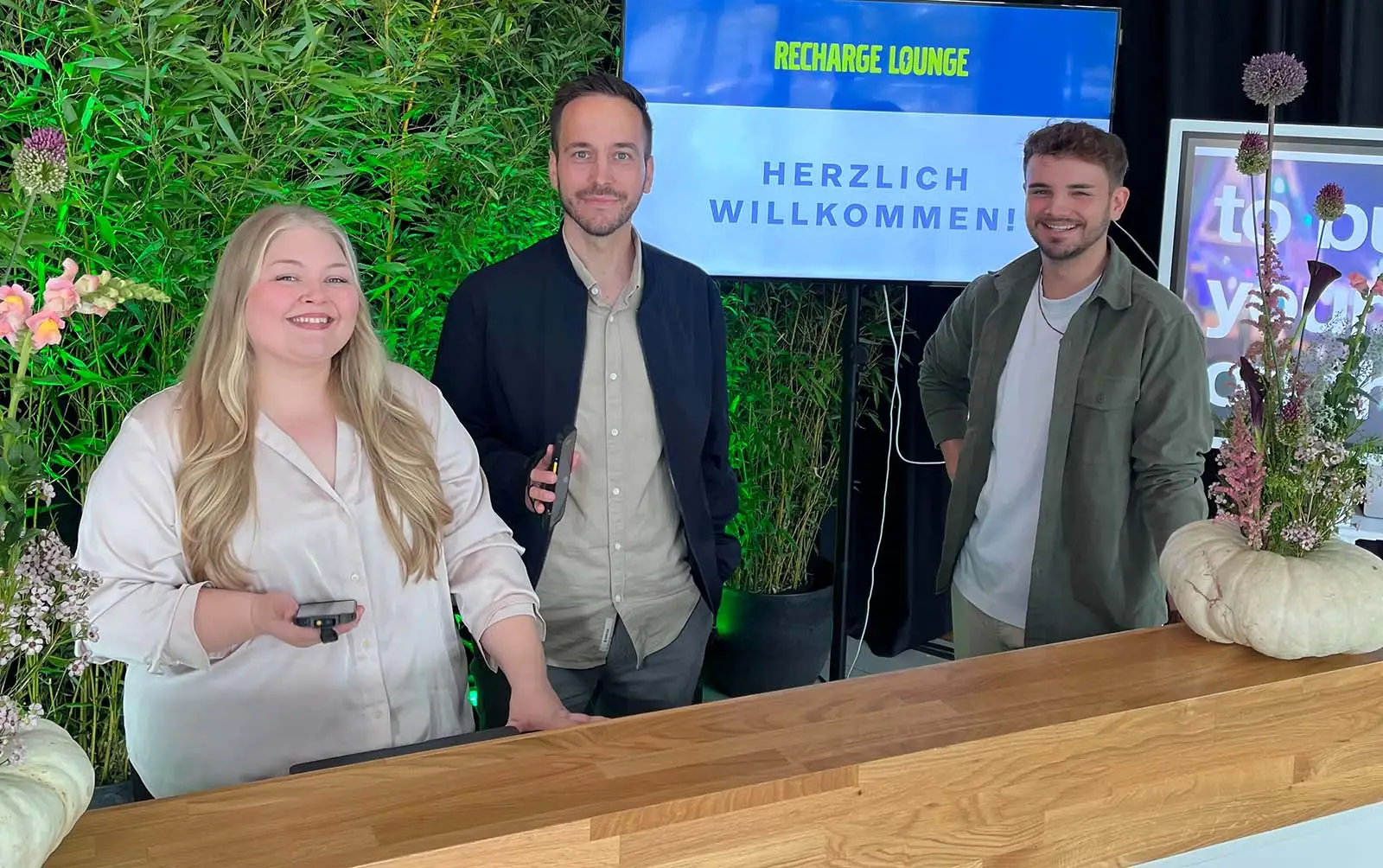 Einlass-Team am Empfang der Recharge Lounge